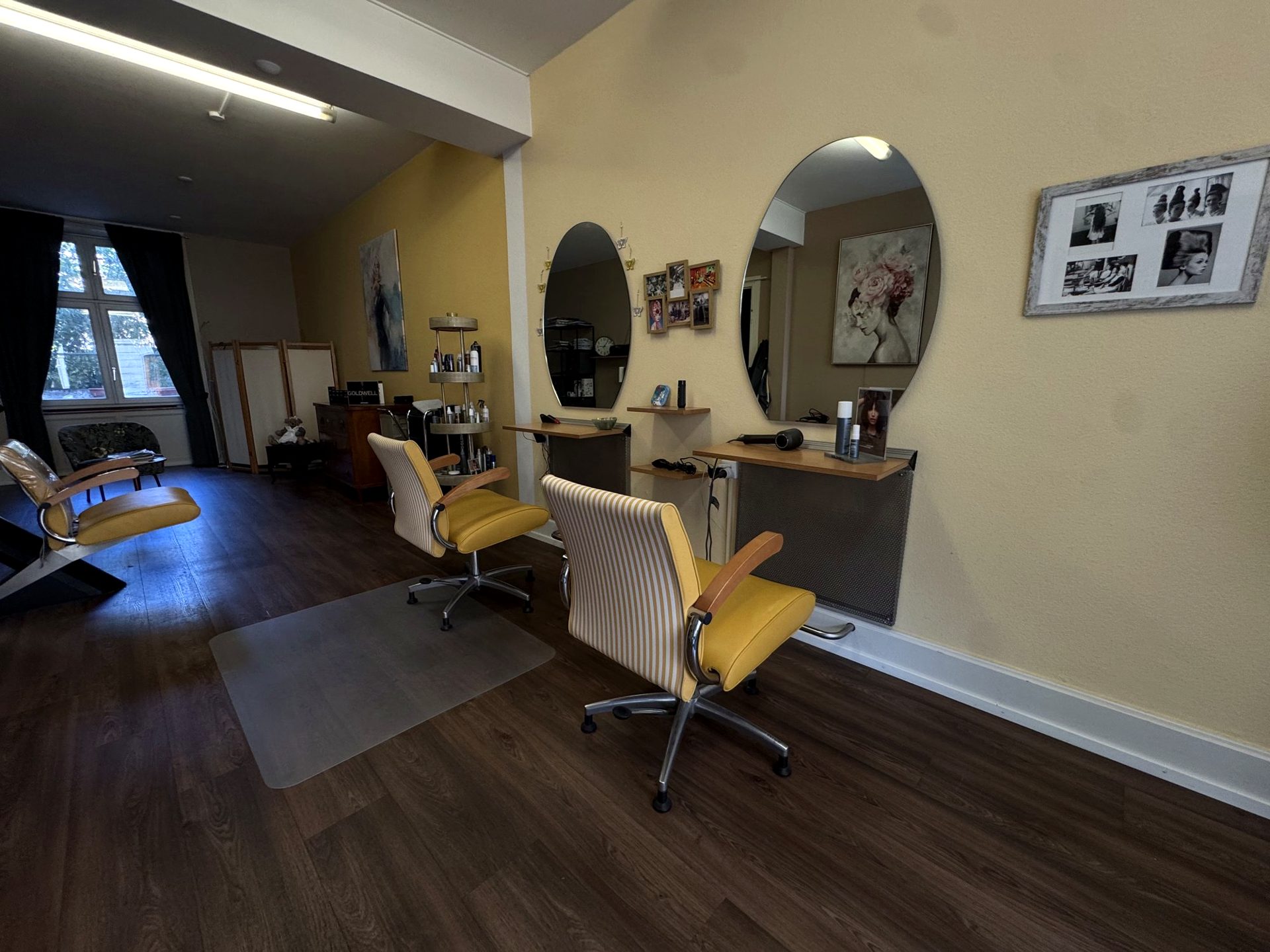 Salon mit Waschplatz, Goldwell-Kommode und Fensterfront